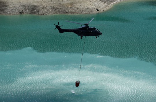 Thụy Sĩ điều trực thăng quân sự chuyển nước cho bò uống - Ảnh 3.