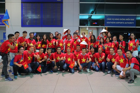 Hơn 300 CĐV bay sớm sang Indonesia tiếp lửa cho Olympic Việt Nam tranh HCĐ - Ảnh 3.