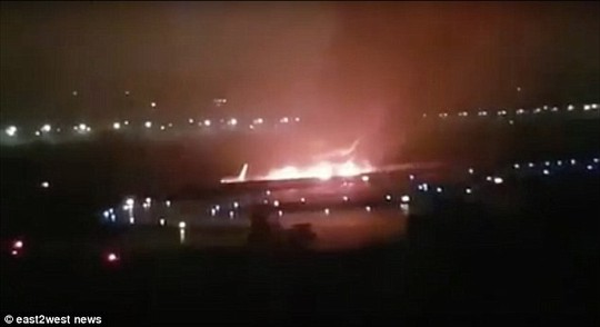 Nga: Máy bay trượt khỏi các con phố băng, bốc cháy dữ dội - Ảnh 1. Nga: Máy bay trượt khỏi các con phố băng, bốc cháy dữ dội - Ảnh 1.