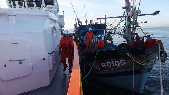 Cứu sống 6 ngư dân gặp nạn gần quần đảo Hoàng Sa - Ảnh 2.
