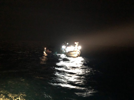 Cứu sống 6 ngư dân gặp nạn gần quần đảo Hoàng Sa - Ảnh 3.