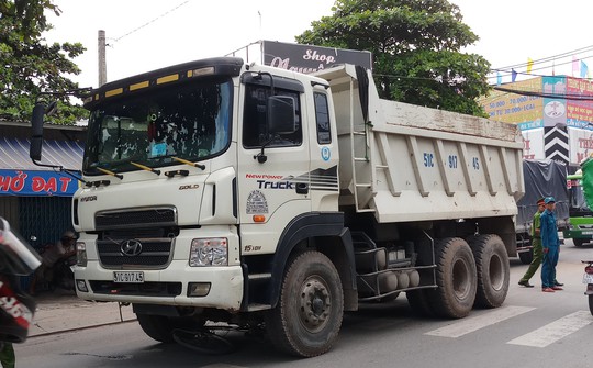 TP HCM: Xe ben cán nát xe đạp, 1 người tử vong - Ảnh 1. TP HCM: Xe ben cán nát xe đạp, 1 người tử vong - Ảnh 1.