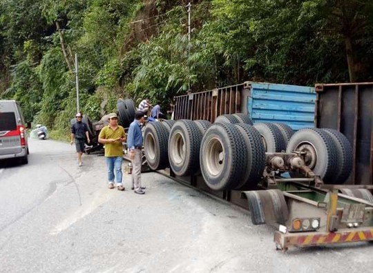 Container lao vào vách núi, người dân đập cửa cứu tài xế - Ảnh 2. Container lao vào vách núi, người dân đập cửa cứu tài xế - Ảnh 2.