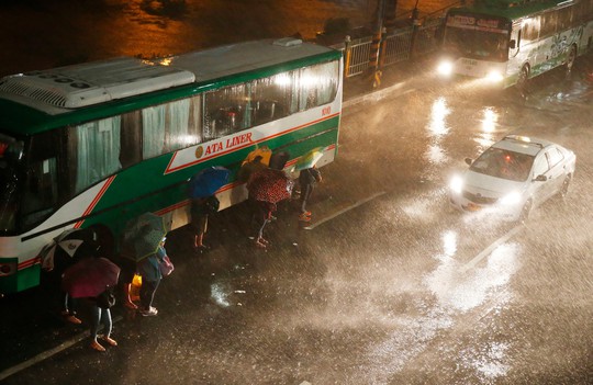 Philippines mở kho gạo bị tịch thu cứu trợ dân trong siêu bão Mangkhut - Ảnh 1.