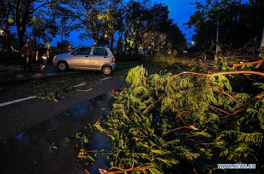 Trung Quốc: Bão Mangkhut tấn công tỉnh Quảng Đông, 2 người chết - Ảnh 1.