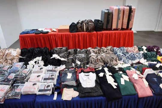 Singapore bắt 4 người Việt trộm cắp quần áo - Ảnh 2.
