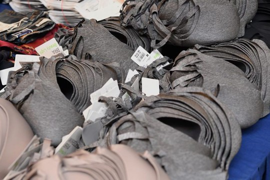 Singapore arrests 4 Vietnamese stealing clothes - Photo 3. Singapore arrests 4 Vietnamese stealing clothes - Photo 3.