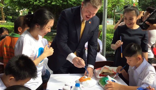 Đại sứ Mỹ đóng vai ông Địa vui với trẻ em dịp Trung thu - Ảnh 2.