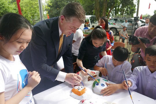 Đại sứ Mỹ đóng vai ông Địa vui với trẻ em dịp Trung thu - Ảnh 3.