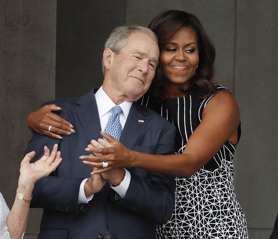 Ông Bush chia kẹo cho bà Obama trong lễ tang TNS McCain - Ảnh 3.