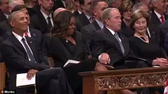 Ông Bush chia kẹo cho bà Obama trong lễ tang TNS McCain - Ảnh 1. Ông Bush chia kẹo cho bà Obama trong lễ tang TNS McCain - Ảnh 1.