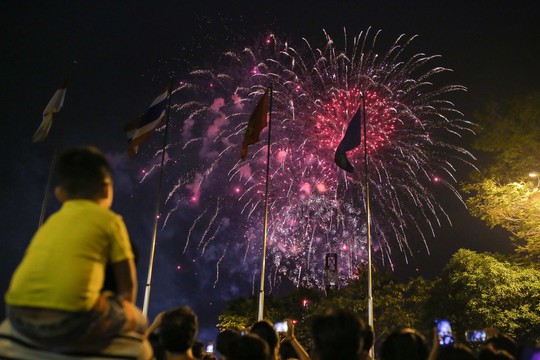 Clip: Người dân TP HCM hào hứng với pháo hoa mừng Quốc khánh - Ảnh 9.