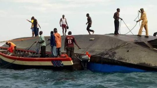 Lật phà ở Tanzania, số người chết có thể lên đến hơn 200 - Ảnh 1.