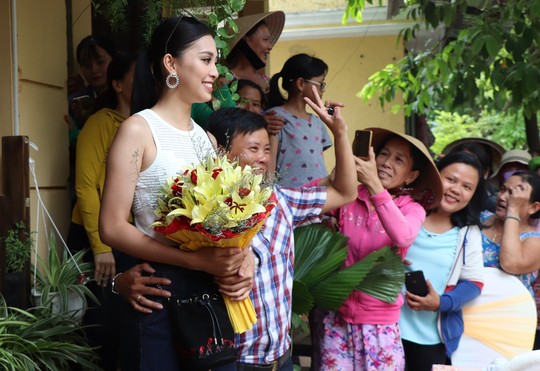 Hàng trăm người dân Hội An chào đón hoa hậu Trần Tiểu Vy - Ảnh 6.