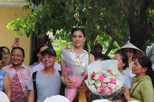 Hàng trăm người dân Hội An chào đón hoa hậu Trần Tiểu Vy - Ảnh 9.