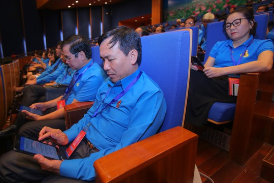 Đại hội XII Công đoàn Việt Nam: Tham khảo tài liệu qua máy tính bảng - Ảnh 1.