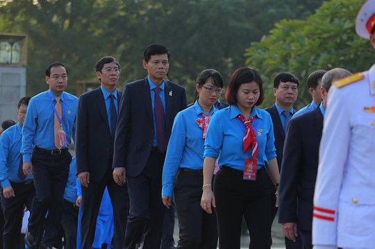 Chùm ảnh đại biểu dự Đại hội XII Công đoàn Việt Nam viếng Lăng Chủ tịch Hồ Chí Minh - Ảnh 6.