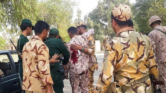 Iran tố Mỹ dính tới vụ xả súng đẫm máu ở lễ diễu binh - Ảnh 2.