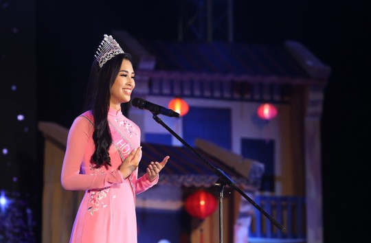 Hoa hậu Trần Tiểu Vy vui trung thu cùng trẻ em Quảng Nam - Ảnh 9.
