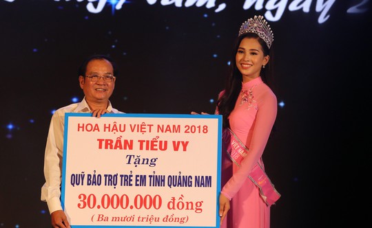 Hoa hậu Trần Tiểu Vy vui trung thu cùng trẻ em Quảng Nam - Ảnh 7.