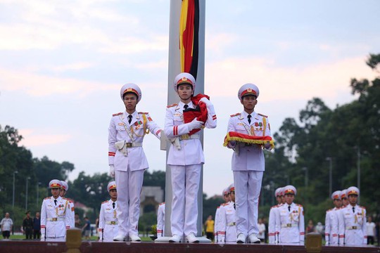 Toàn cảnh Lễ treo cờ rủ Quốc tang Chủ tịch nước Trần Đại Quang - Ảnh 13.