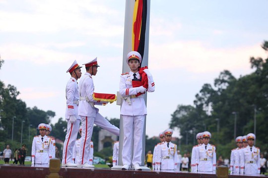 Toàn cảnh Lễ treo cờ rủ Quốc tang Chủ tịch nước Trần Đại Quang - Ảnh 14.