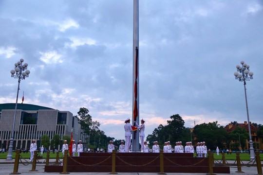 Toàn cảnh Lễ treo cờ rủ Quốc tang Chủ tịch nước Trần Đại Quang - Ảnh 17.