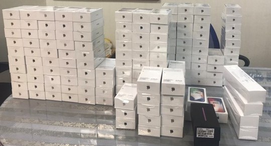 Hải quan Tân Sơn Nhất tạm giữ lô iPhone XS 6,5 tỉ đồng vận chuyển trái phép từ Mỹ - Ảnh 2.