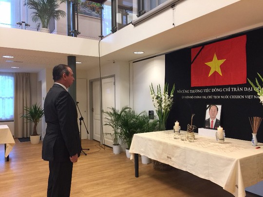 Lãnh đạo nước ngoài đến Đại sứ quán viếng Chủ tịch nước Trần Đại Quang - Ảnh 6.