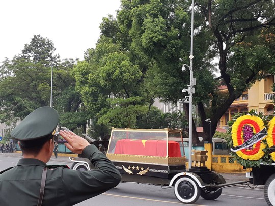Hàng ngàn người tiễn đưa Chủ tịch nước Trần Đại Quang về nơi an nghỉ cuối cùng - Ảnh 4.