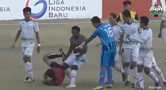 Trọng tài bị đá gục trên sân, bóng đá Indonesia hỗn loạn - Ảnh 1.