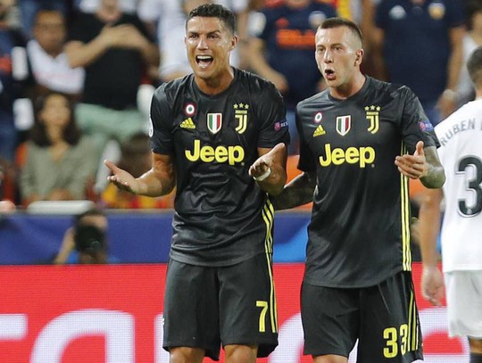 Ronaldo mua máy tính tặng đồng đội Juventus vì... nhận thẻ đỏ - Ảnh 1.