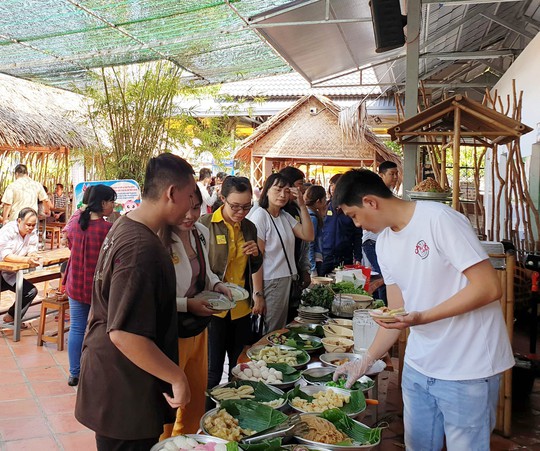 Khách ùn ùn kéo đến làng bột Sa Đéc, bánh làm không kịp bán - Ảnh 13.