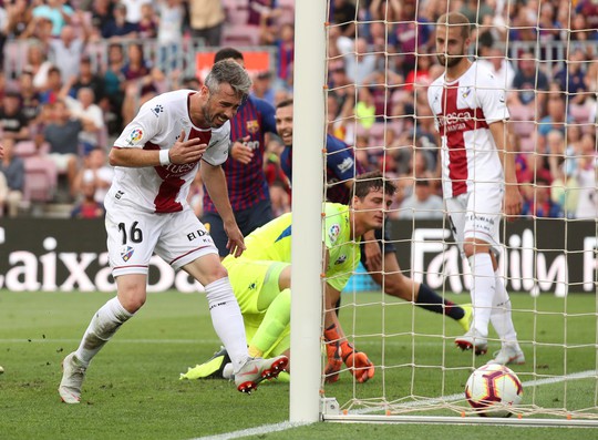 Messi, Suarez tranh đá phạt đền, Barcelona xé nát lưới Huesca - Ảnh 4.