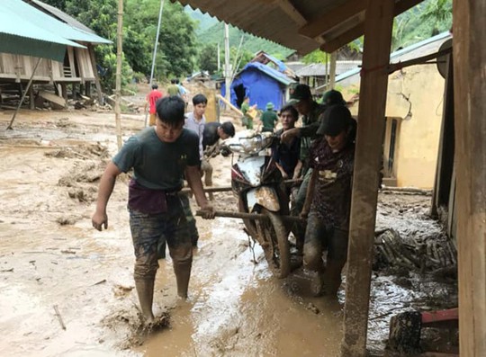 Bộ đội, công an lội bùn, lội suối giúp dân khắc phục mưa lũ - Ảnh 10.