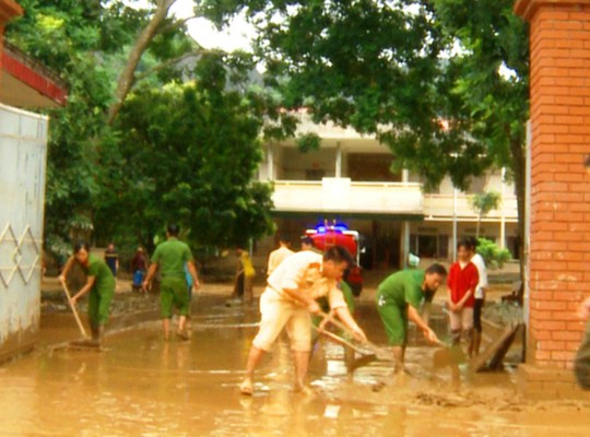 Bộ đội, công an lội bùn, lội suối giúp dân khắc phục mưa lũ - Ảnh 17.
