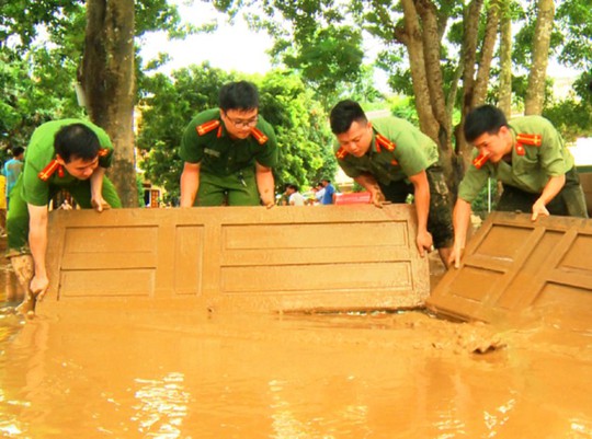 Bộ đội, công an lội bùn, lội suối giúp dân khắc phục mưa lũ - Ảnh 16.