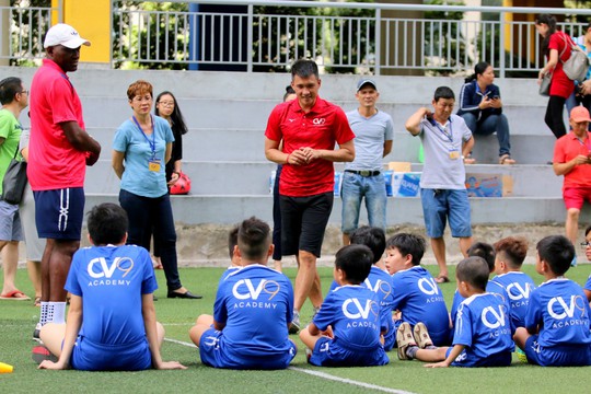 Công Vinh mang bóng đá cộng đồng đến trường học - Ảnh 2. Công Vinh mang bóng đá cộng đồng đến trường học - Ảnh 2.