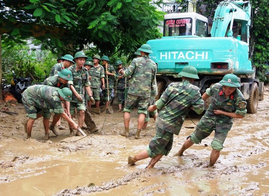 Bộ đội, công an lội bùn, lội suối giúp dân khắc phục mưa lũ - Ảnh 8.