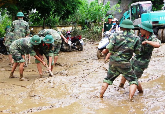 Bộ đội, công an lội bùn, lội suối giúp dân khắc phục mưa lũ - Ảnh 7.