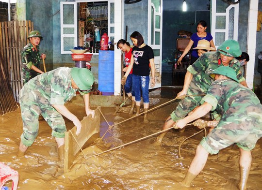 Bộ đội, công an lội bùn, lội suối giúp dân khắc phục mưa lũ - Ảnh 5.