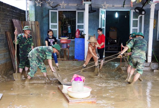 Bộ đội, công an lội bùn, lội suối giúp dân khắc phục mưa lũ - Ảnh 4.