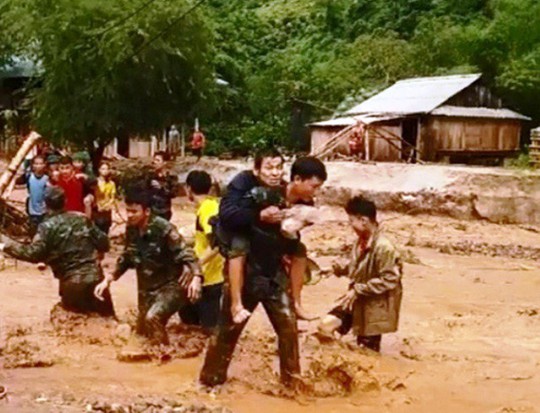 Bộ đội, công an lội bùn, lội suối giúp dân khắc phục mưa lũ - Ảnh 15.