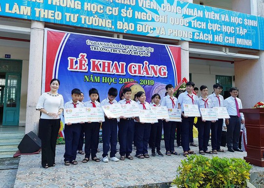 SAMCO trao học bổng cho học sinh nghèo, hiếu học - Ảnh 1. SAMCO trao học bổng cho học sinh nghèo, hiếu học - Ảnh 1.