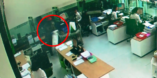 Nhận dạng 2 tên cướp ngân hàng ở Khánh Hòa - Ảnh 4.