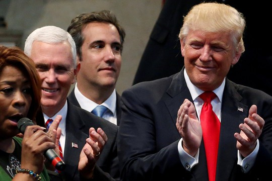 Ai là người viết bài bình luận khiến ông Trump nổi trận lôi đình? - Ảnh 1. Ai là người viết bài bình luận khiến ông Trump nổi trận lôi đình? - Ảnh 1.