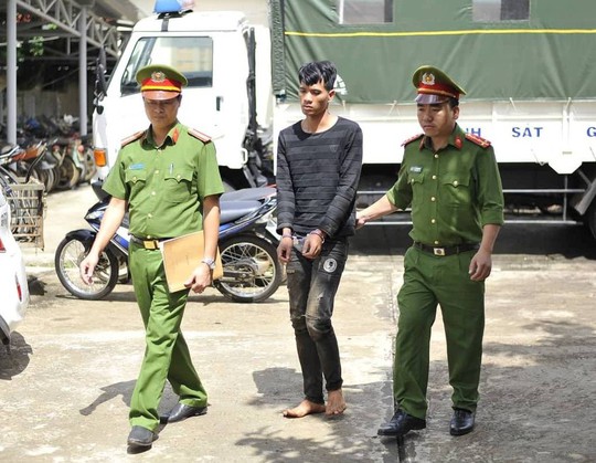 Hàng chục cảnh sát vây bắt nghi phạm cướp tiệm vàng - Ảnh 1. Hàng chục cảnh sát vây bắt nghi phạm cướp tiệm vàng - Ảnh 1.