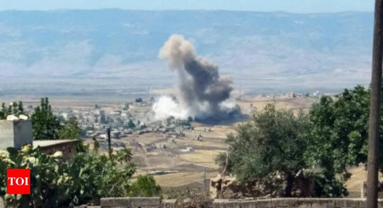 Máy bay Nga và Syria “ném bom Idlib tới tấp” - Ảnh 1.