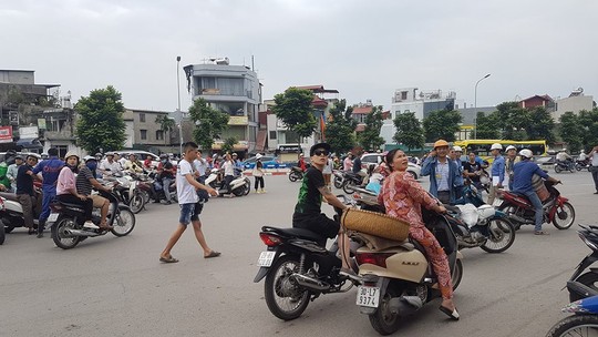 Hà Nội: Người dân nhà cao tầng chạy xuống các con phố vì động đất - Ảnh 1.