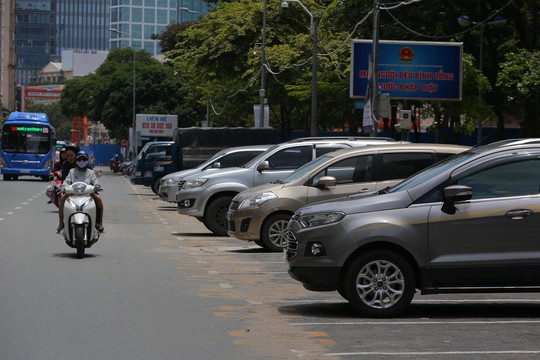 Lật tẩy trò bòn rút phí đậu ôtô - Ảnh 2. Lật tẩy trò bòn rút phí đậu ôtô - Ảnh 2.
